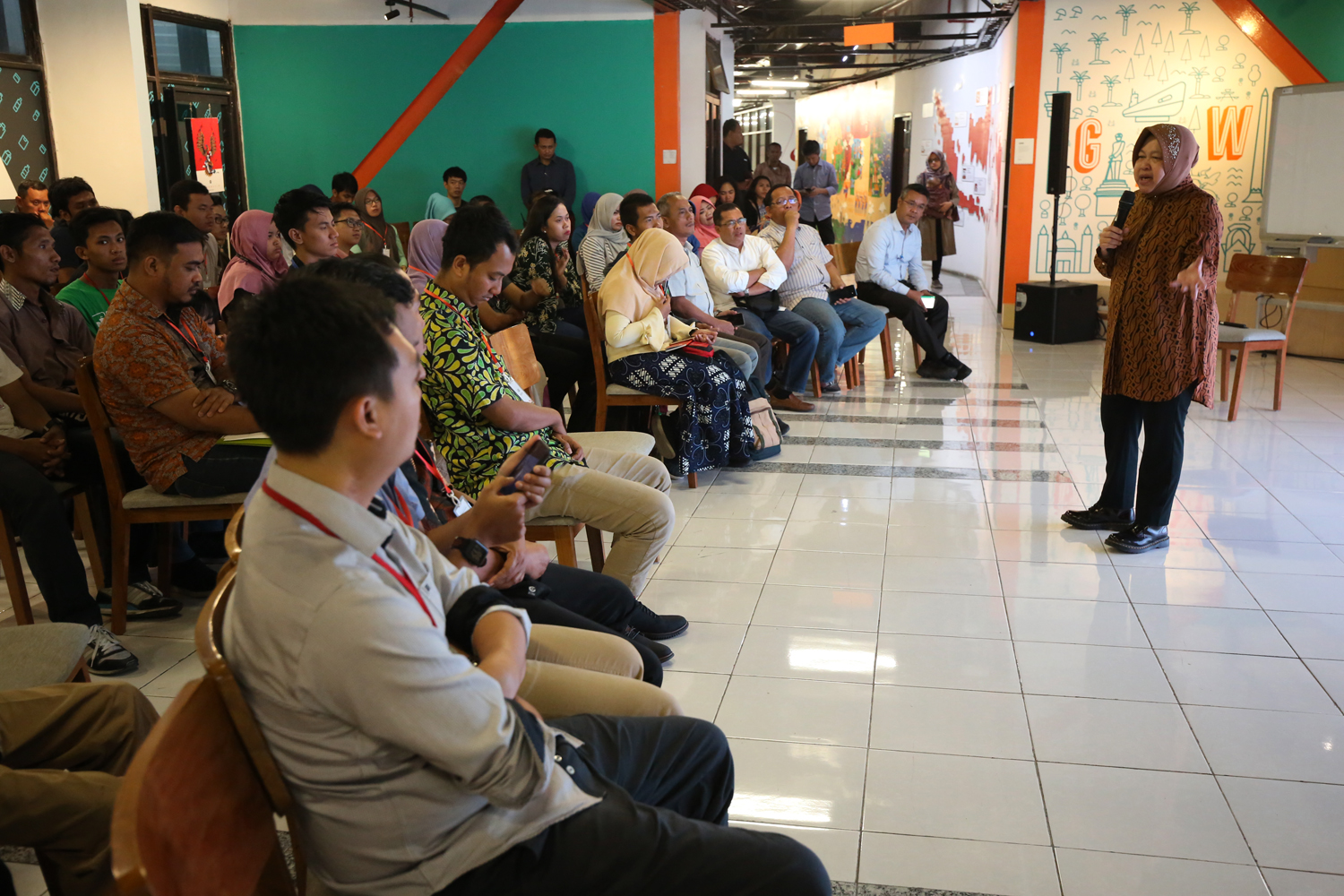 Risma saat acara dengan para komunitas. (Foto: Alief/ngopibareng.id)