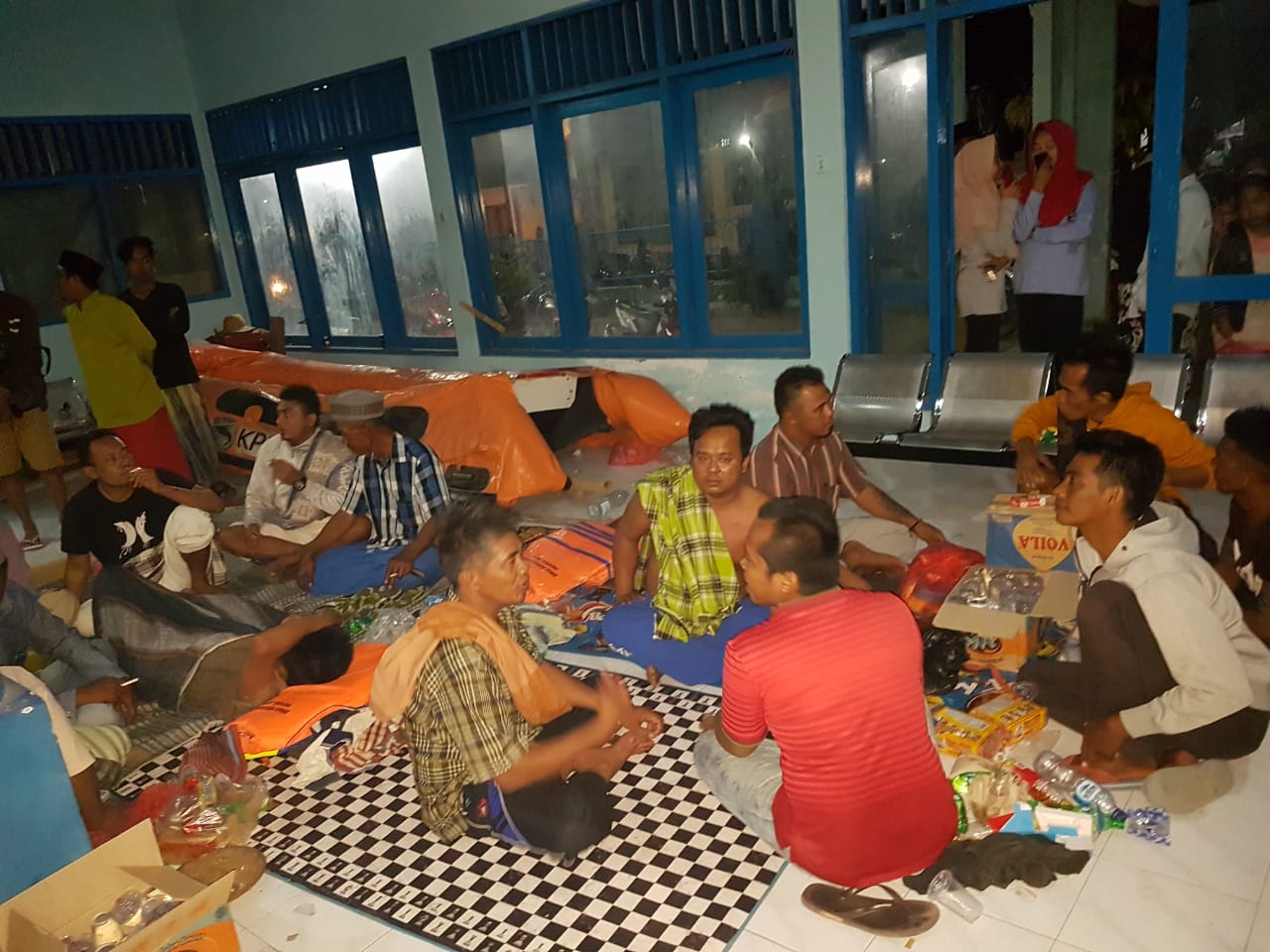 Para korban kebakaran KM Santika Nusantara yang berhasil dievakuasi. (Foto: Istimewa)