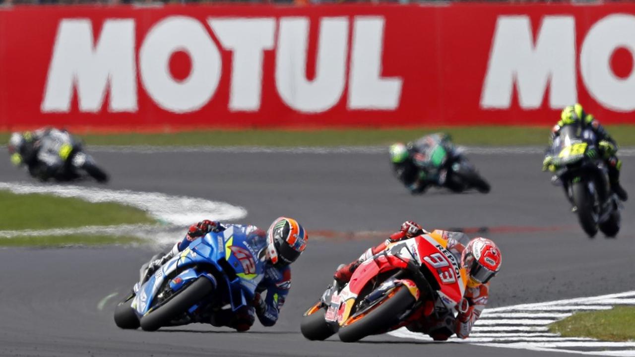 Pembalap Suzuki Alex Rins terus membuntuti Marquez di lap-lap terakhir. (Foto: AFP)