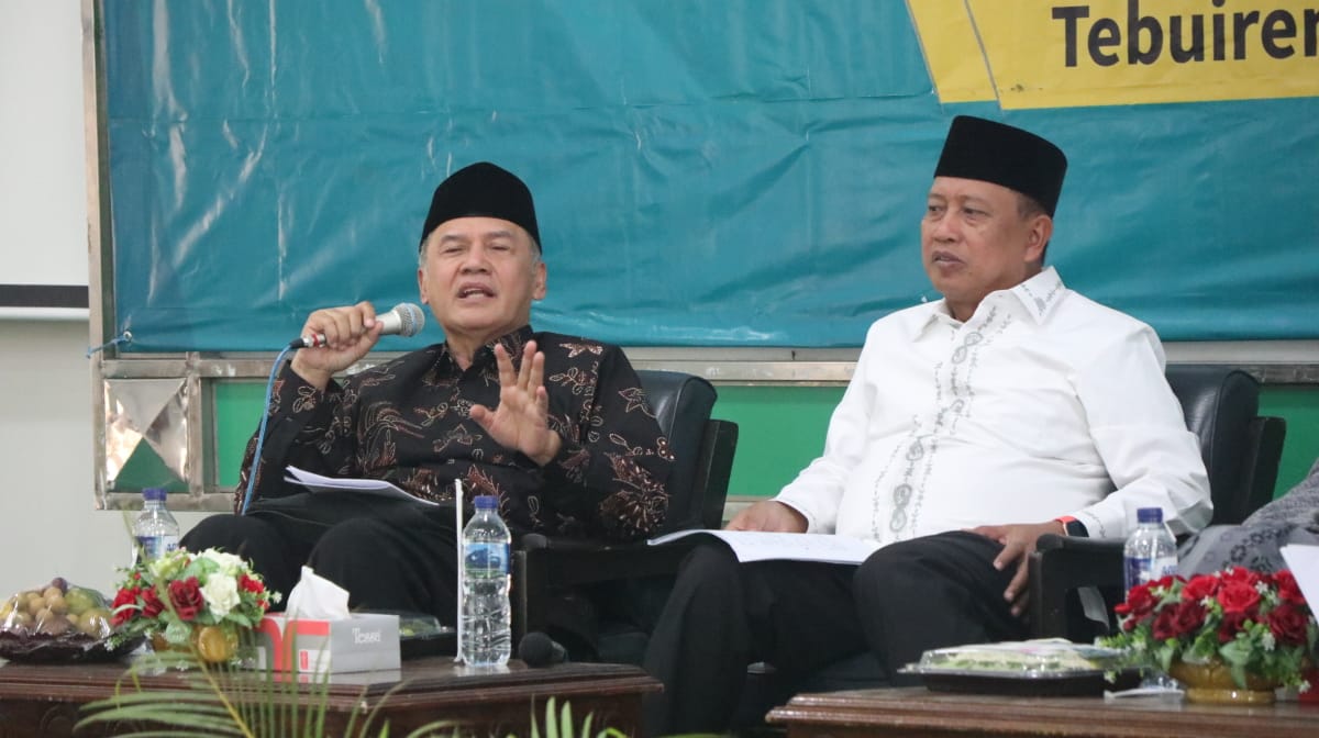 Ketua Pimpinan pusat Muhammadiyah, Dadang Kahmaad dalam diskusi di Pesantren Tebuireng Jombang. (Foto:md for ngopibareng.id)
