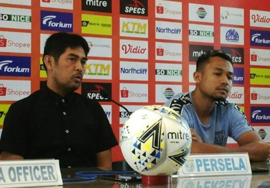 Pelatih Persela, Nil Maizar Saat Konferensi Pers Usai Pertandingan. (Foto:Nasih/ngopibareng.id)