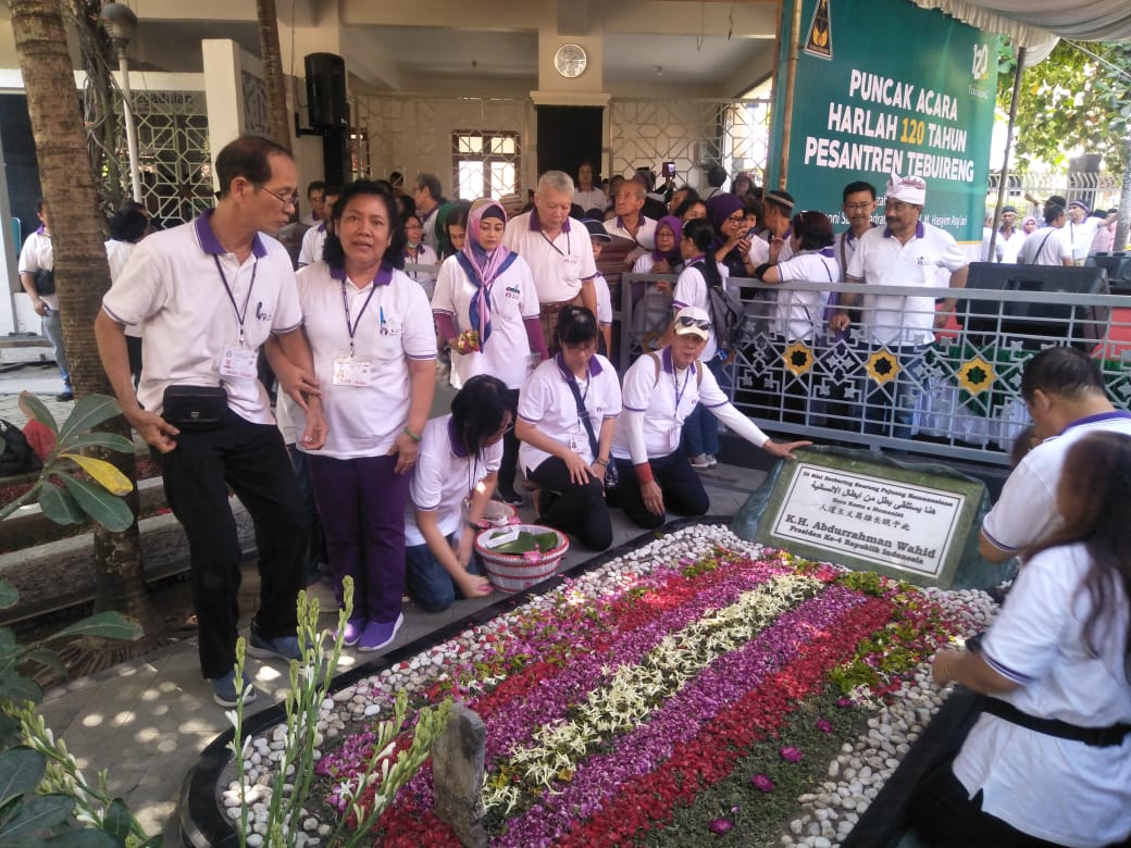 Relawan Longevitology ziarah ke makam Gus Dur usai Bakti Sosial Terapi Pengobatan di Ponpes Tebuireng, Jombang, Minggu (25/8/2019). (Foto dok)