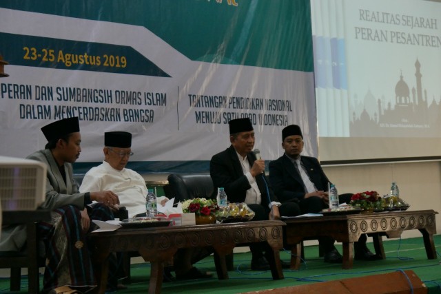 Pengasuh Pesantren Darussalam Gontor, KH. Ahmad Hidayatullah Zarkasyi menjelaskan tentang sumbangsih pesantren untuk Indonesia, dalam seminar pendidikan di Pesantren Tebuireng. (Foto: Bagas/tebuireng-online)