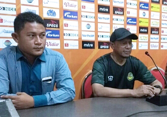 Coach Rahmad Darmawan Saat Konferensi Pers Usai Pertandingan. (Foto:Nasih/ngopibareng.id)