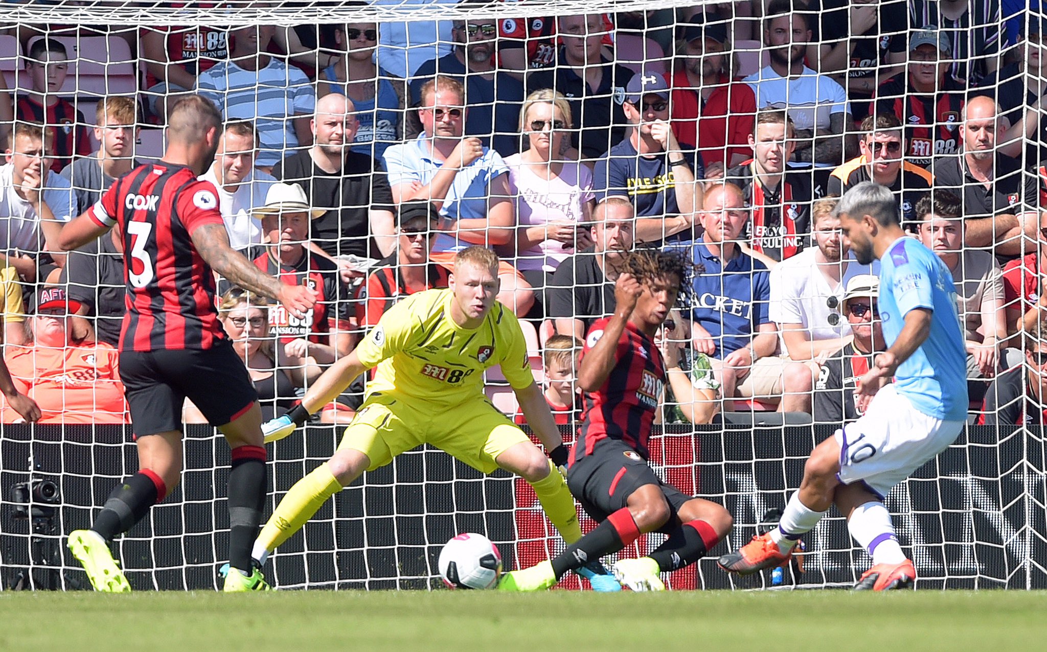 Pep Guardiola puji kegigihan para pemainnya ketika City menang atas Bournemouth di laga tandang. (Foto: Twitter/@ManCity)
