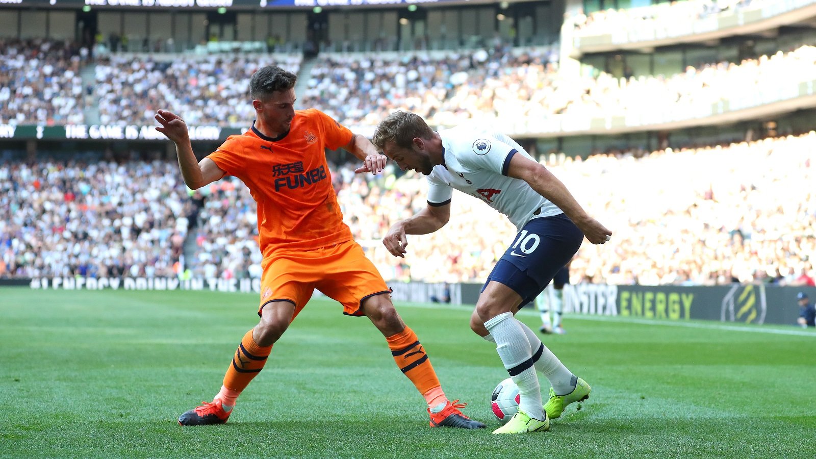 Striker sekaligus kapten Tottenham, Harry Kane tak mampu menembus pertahanan rapat Newcastle di pertandingan ini. (Foto: Twitter/@NUFC)