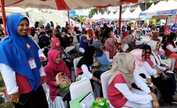 Ratusan ibu dan balita mengikuti kegiatan menyusui serentak pada peringatan pekan menyusui sedunia di Tanjungpinang, Kepulauan Riau, kemarin. (Foto:Antara)