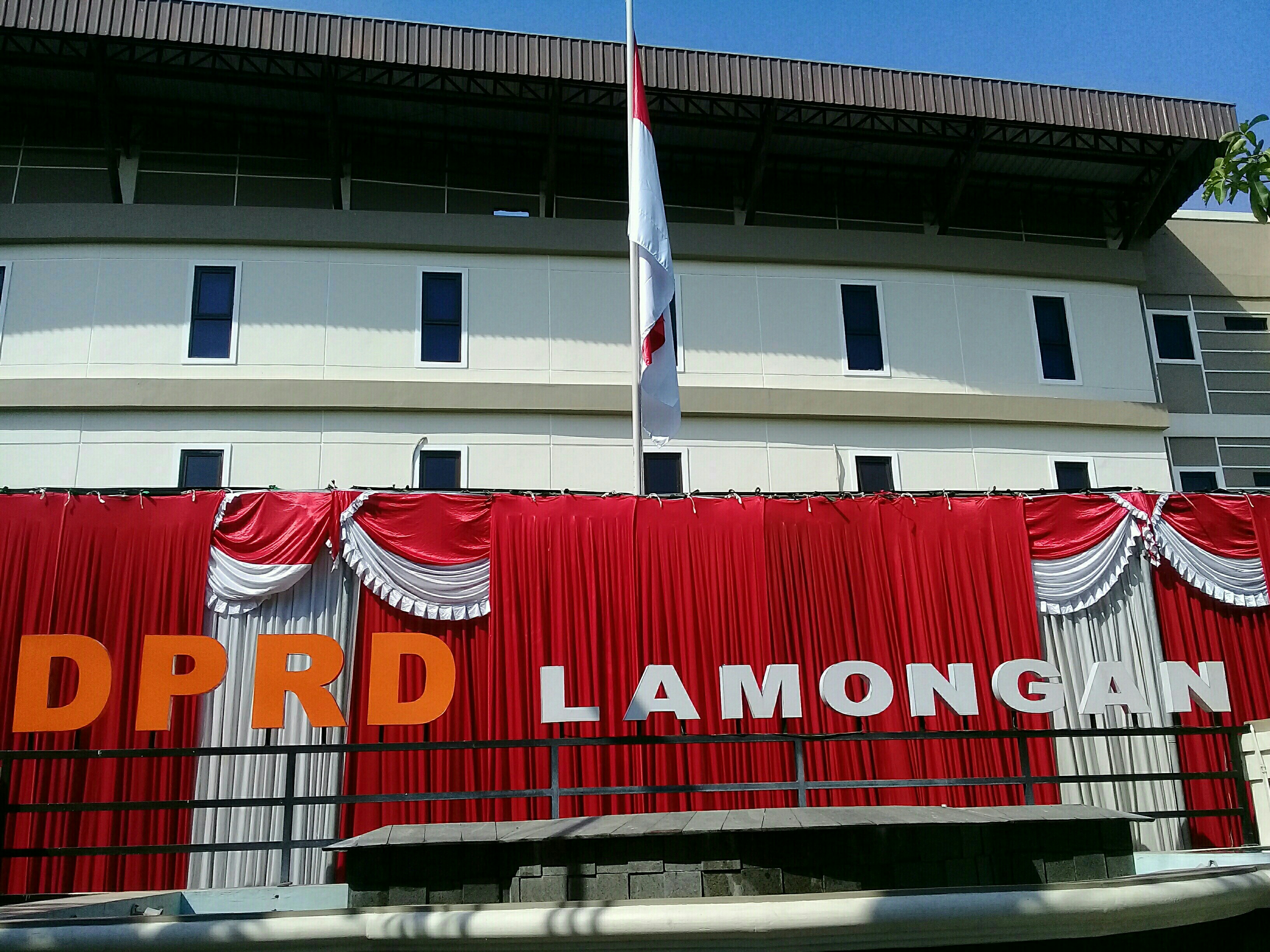 Gedung DPRD Kabupaten Lamongan. (Foto: Nasih/ngopibareng.id)