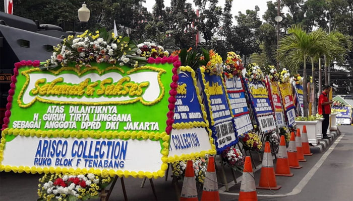 Karangan bunga ucapan selamat untuk Guruh Tirta Lunggana, putra Abraham Lunggana (Haji Lulung) sebagai anggota DPRD DKI Jakarta periode 2019-2024, Senin 26 Agustus 2019.