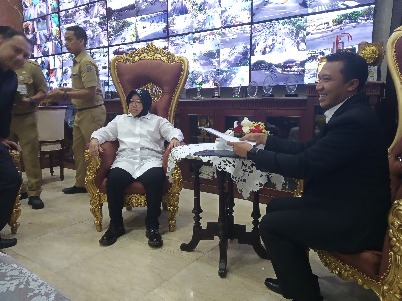 Wali Kota Surabaya, Tri Rismaharini saat menerima pengurus Asprov PSSI Jatim di kantornya. (Foto: Alief/ngopibareng.id)