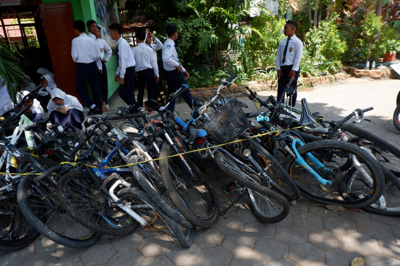 SEBANYAK 86 sepeda siswa SMP Negeri 10 Kota Probolinggo yang rusak akibat tertimpa tembok pagar tembok PT Eratex Djaja. (Foto: Ikhsan/ngopibareng.id)