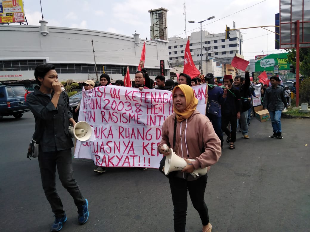 Massa aksi dari Aliansi Rakyat untuk Demokrasi saat akan menuju ke BalaiKota Malang (Theo/ngopibareng.id)
