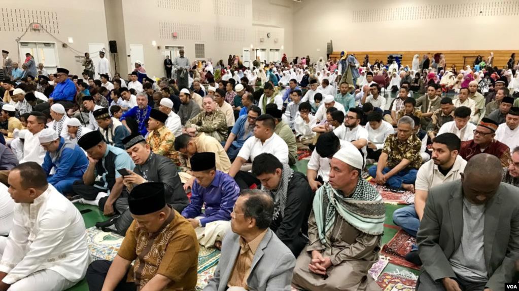 Muslim diaspora Indonesia di Washington DC, Amerika Serikat, mendengarkan khutbah usai salat Idul Fitri, Selasa, 4 Juni 2019. (Foto: voa)