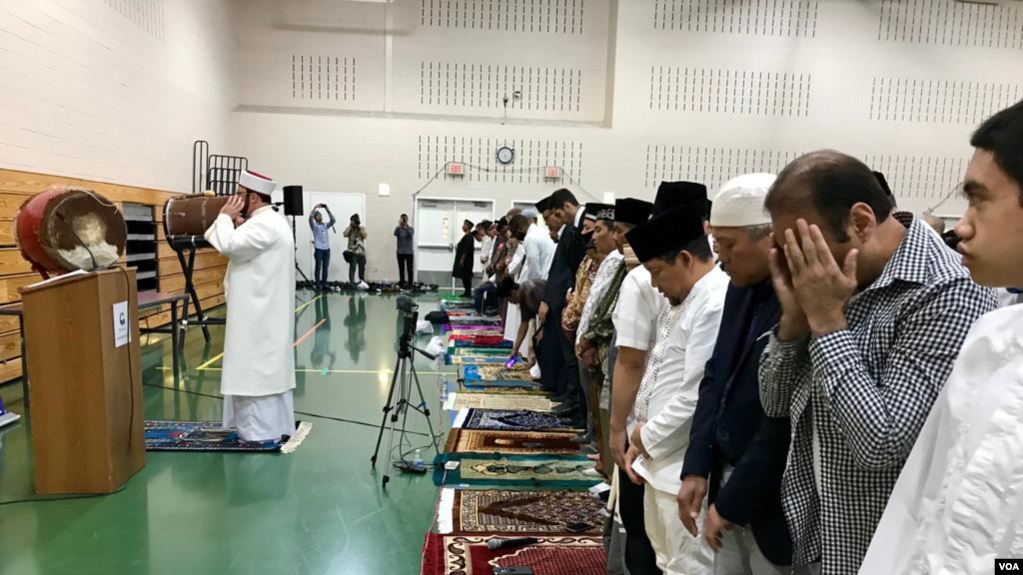 Diaspora Muslim Indonesia di Washington DC, Amerika Serikat, melaksanakan salat Ied di Balai Rakyat Gaithersburg, Maryland, 4 Juni 2019. (Foto: voa)