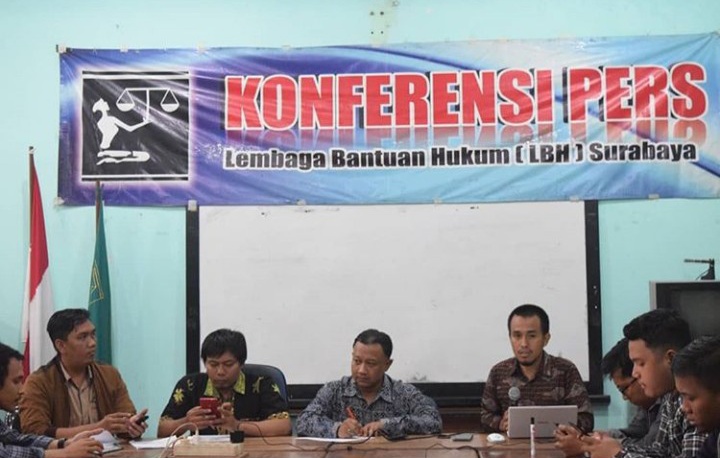 Komnas HAM dalam konferensi pers terkait kasus Asrama Papua di LBH Surabaya. (Foto: Faiq/ngopibareng.id)