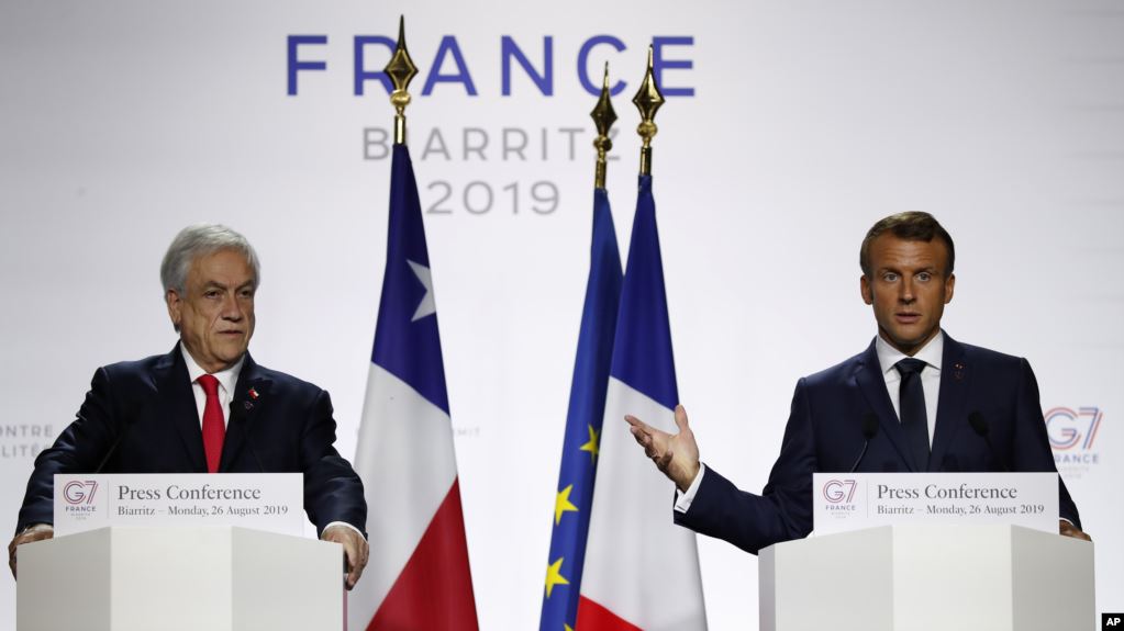Presiden Perancis, Emannuel Macron (kanan) dan Presiden Chile, Sebastian Pinera dalam konferensi pers KTT G7 di Biarritz, Perancis, 26 Agustus 2019. (Foto: voa)