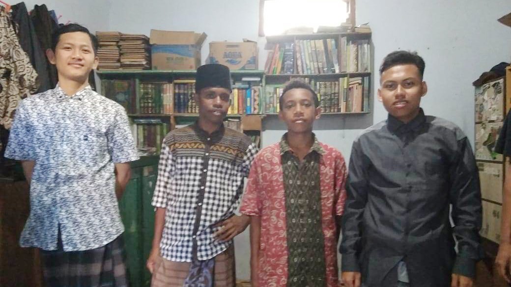 Irwan Thofir (14) dan Ajam Paus Paus (15) bersama kawannya di Pesantren Raudlatut Thalibin Rembang. (Foto: nu-online)
