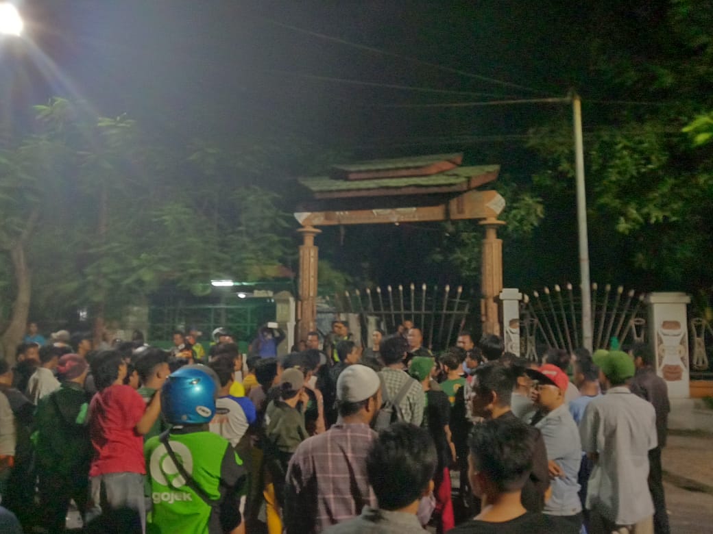 Pengepungan Asrama Mahasiswa Papua di Jalan Kalasan pada Jumat 16 Agustus 2019. (Foto: Faiq/ngopibareng.id)
