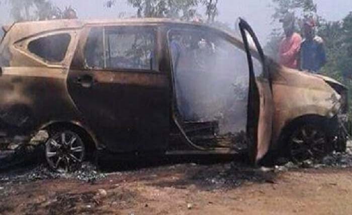 Mobil Toyota Cayla yang dibakar pembunuh bayaran dan menewaskan Edy Chandra dan anaknya. (Foto:Merdeka)