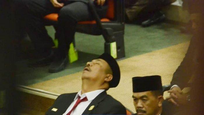 Kader Partai Gerindra, Ibnu Hajar Tanjung tertidur di Gedung DPRD Kota Bekasi. (Foto: Instagram @bekasi_24)