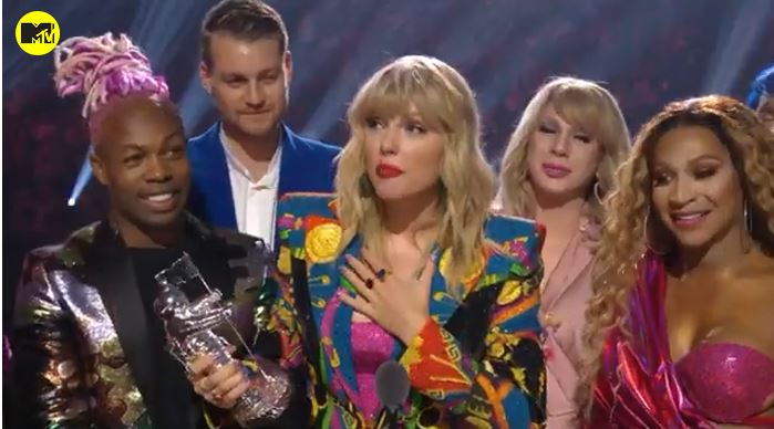 Taylor Swift meraih penghargaan Video of the Year di ajang MTV Video Music Awards (VMA) 2019, di Prudential Center di Newark, New Jersey, Selasa 27 Agustus 2019.