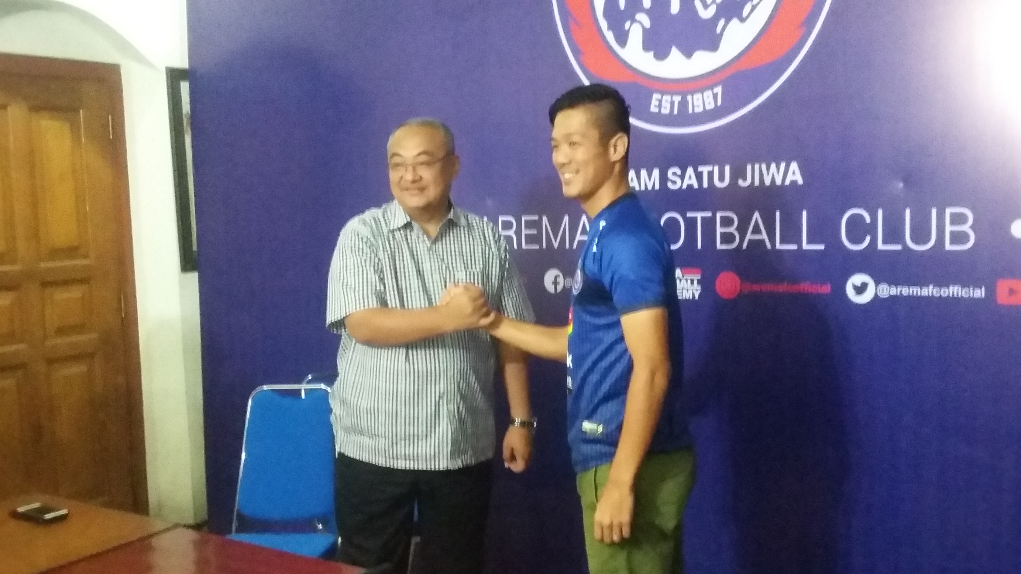 General Manager Arema FC, Rudy Widodo dan Pemain Baru Arema FC, Takafumi Akahoshi, ketika memperkenalkan secara resmi ke hadapan publik (Theo/ngopibareng.id)