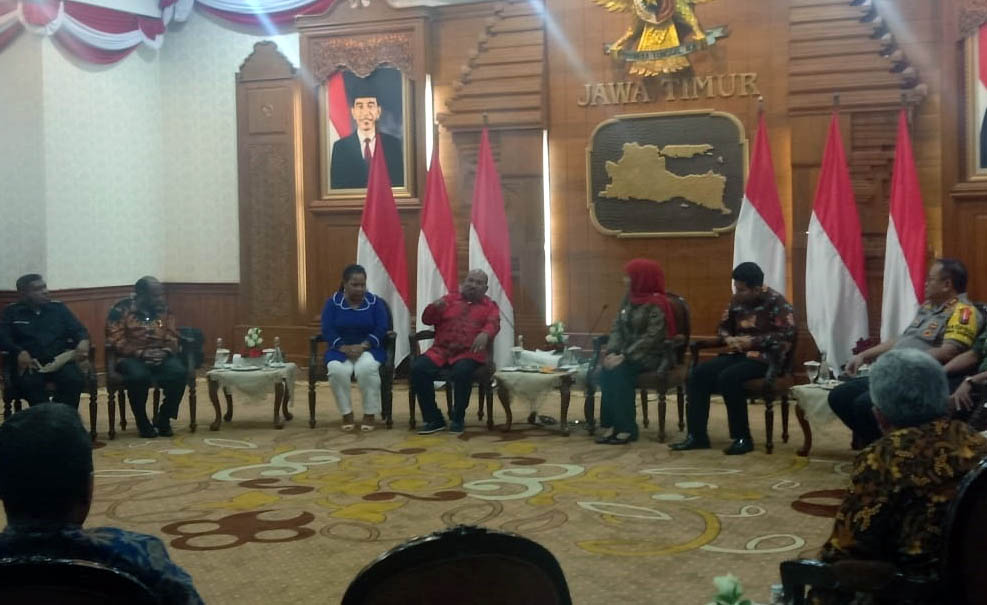 Gubernur Jawa Timur bertemu Gubernur  Papua Lukas Enembe di gedung Negara Grahadi, Selasa, 27 Agustus 2019. (Foto: Faiq/ngopibareng.id)