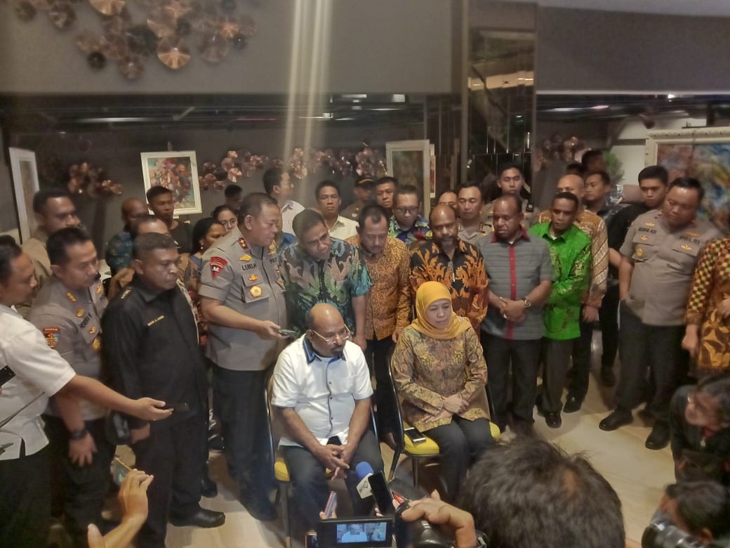 Gubernur Papua Lukas Enembe mengadakan konferensi pers di hotel Grand Dafam, Surabaya, Selasa, 27 Agustus 2019 malam. (Foto: Faiq/ngopibareng.id)