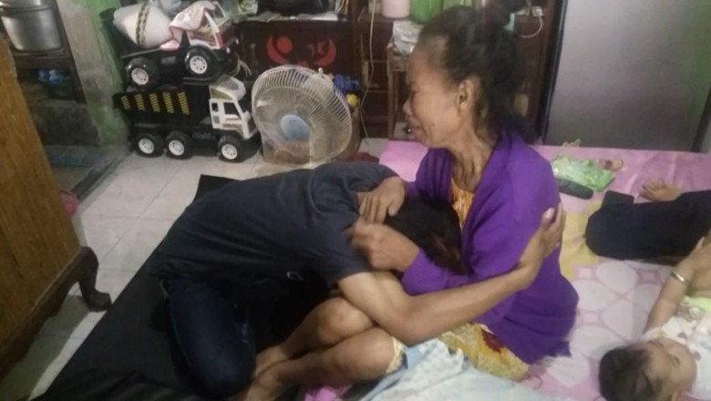 Andri sungkem ke ibunya, Rusmini, usai videonya tendang kepala ibu viral di media sosial. (Foto: Facebook Humas Polrestabes Surabaya)
