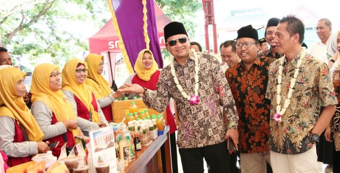 Bupati Pasuruan Irsyad Yusuf mengunjungi sejumlah stan pameran di Bursa Inovasi Desa 2019. (Foto: Dok Humas)