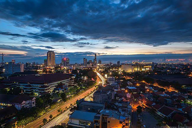 Surabaya di waktu senja. (Foto dok)