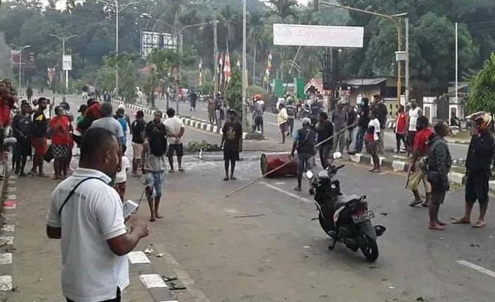 Warga turun ke jalan di Deiyai, Papua, hari Rabu. (Foto:OkeZone)