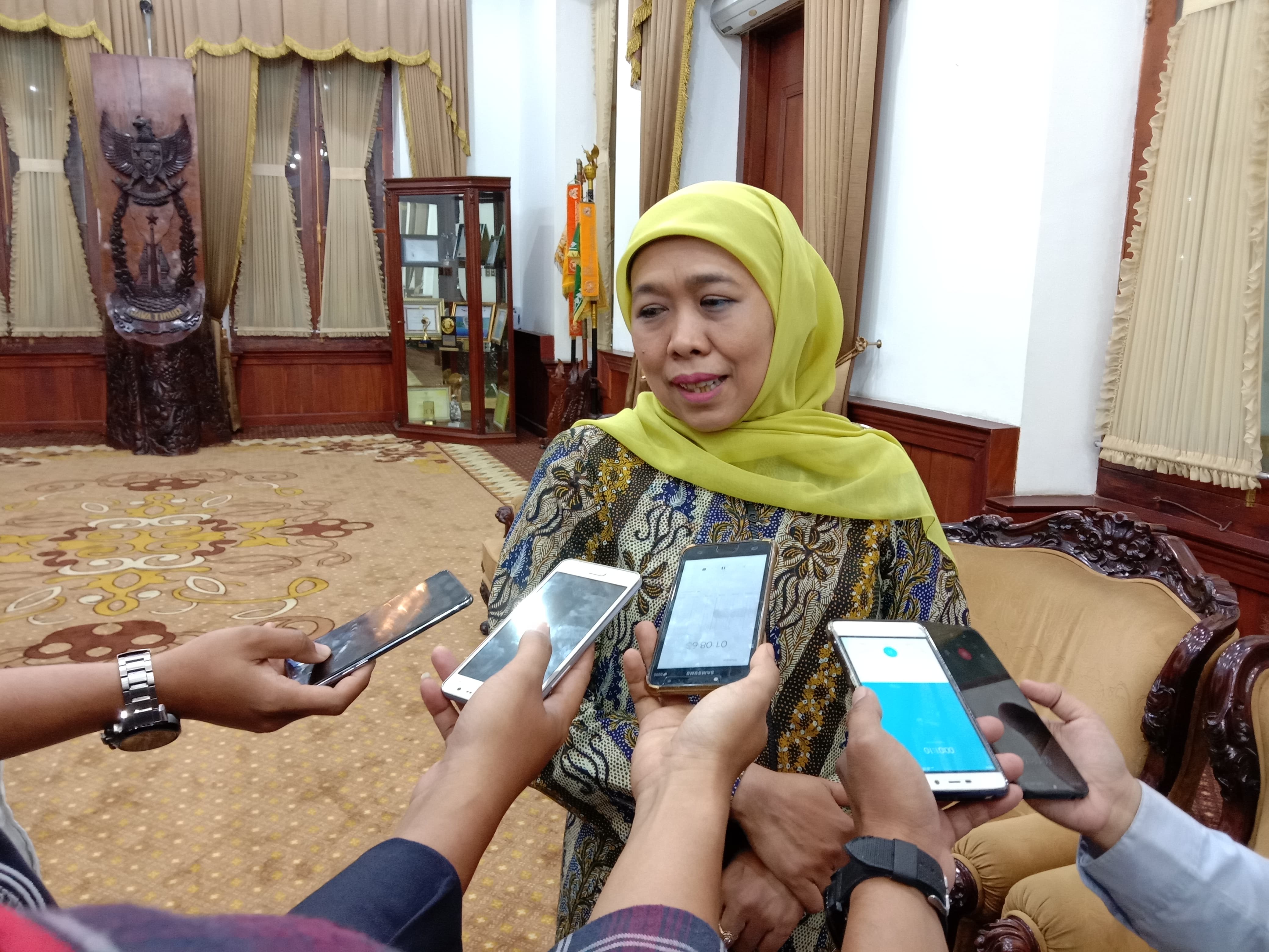 Gubernur Jawa Timur Khofifah Indar Parawansa saat memberi keterangan pers ke awakmedia. (Foto: Faiq/ngopibareng.id)