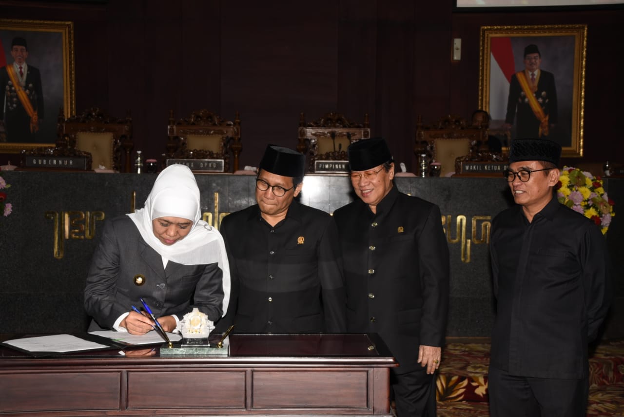 Gubernur Jawa Timur dan Ketua DPRD Jatim menandatangani pengesahan dua Perda, Rabu, 28 Oktober 2019. (Foto: Faiq/ngopibareng.id)