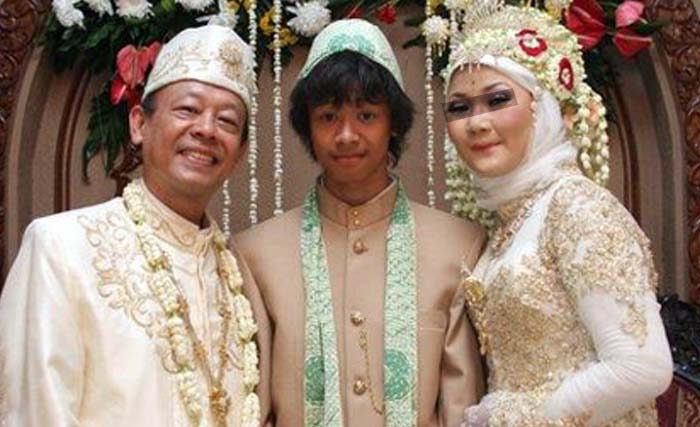 Tersangka AK (paling kanan) foto bersama bersama suaminya almarhum Edi Chandra dan anak tirinya, almarhum M.Adi Perdana (tengah). (Foto:Istimewa)