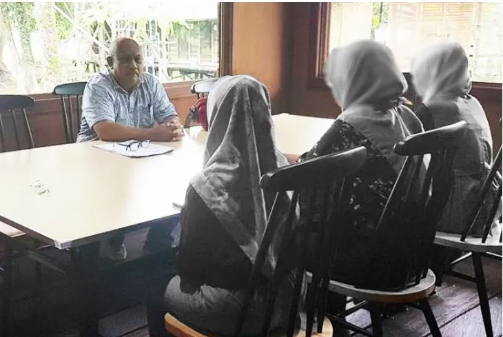 Tiga mahasiswi UPR diduga menjadi korban pelecehan seksual saat melaporkan kasusnya kepada Damang Pahandut Marcos Tuwan. (Foto: Antara/Istimewa).