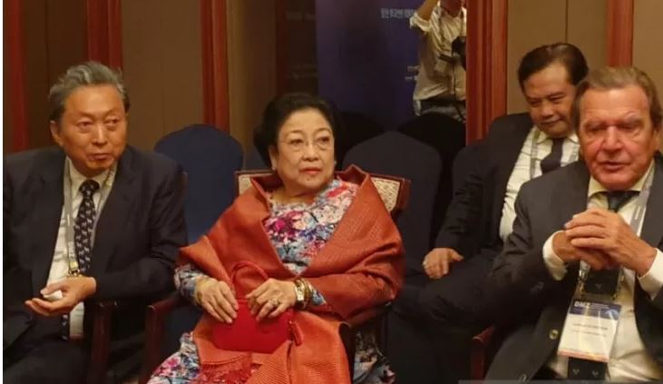 Presiden kelima RI Megawati Soekarnoputri (tengah) bersama mantan PM Jepang Yukio Hatoyama (kiri) dan mantan Kanselir Jerman sebelum Gerhard Schroder (kanan), sebelum pembukaan DMZ International Forum on the Peace Economy di Seoul, Korea Selatan, Kamis 29 Agustus 2019. (Istimewa)
