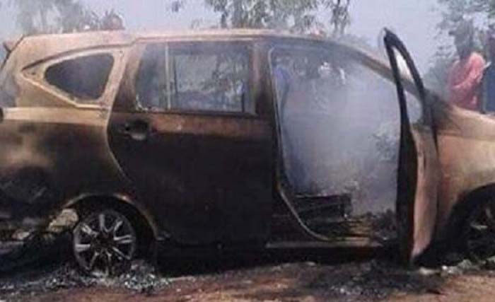 Mobil Toyota Cayla yang dibakar pembunuh bayaran dan menewaskan Edy Chandra dan anaknya. (Foto:Merdeka)