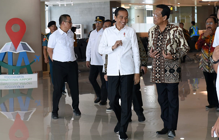 Presiden Jokowi tiba di Bandara Internasional Yogyakarta disambut Gubernur Sri Sultan Hamengkubuwono X. (Foto: BPMI Setpres)