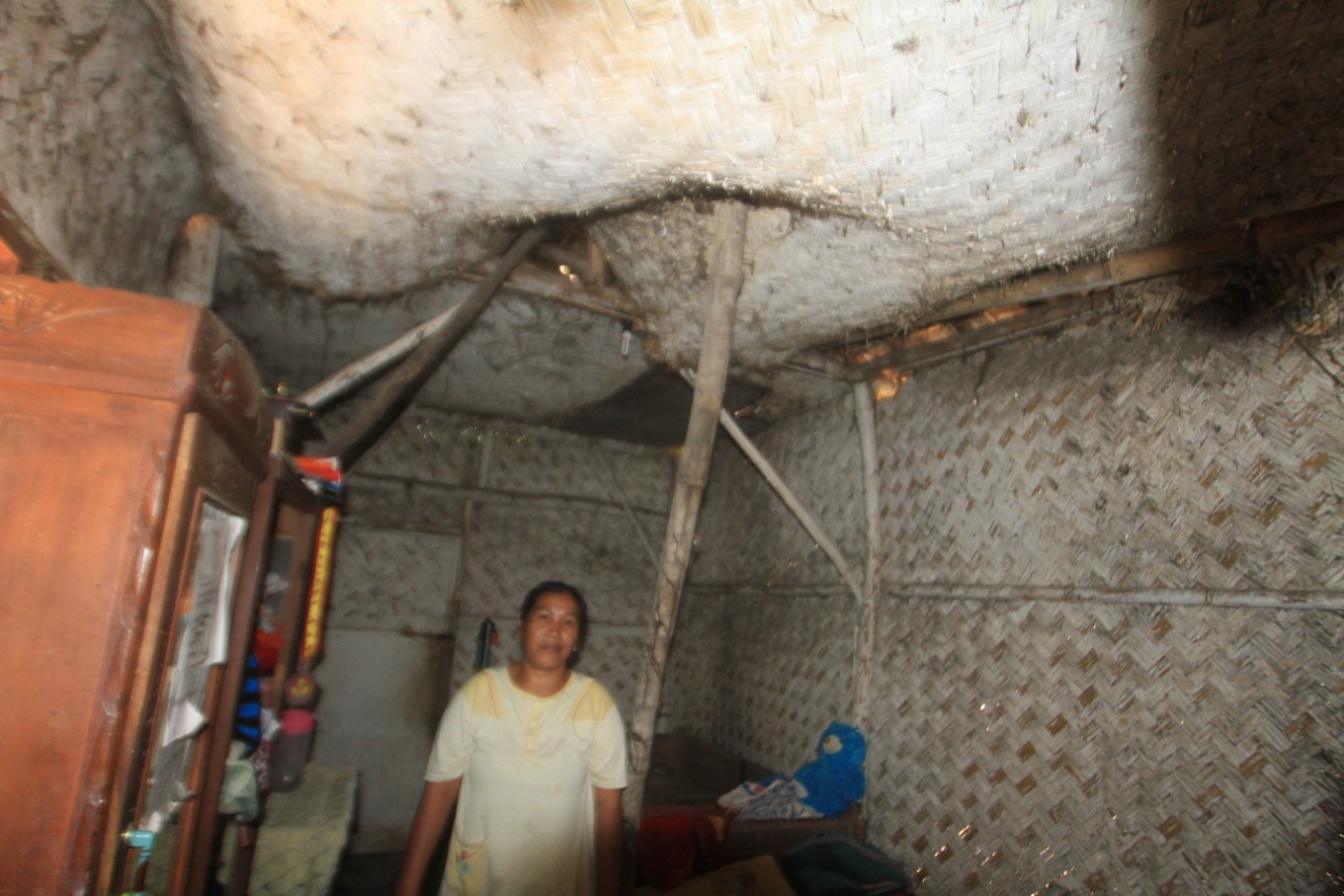 SRI ASTUTIK di rumahnya yang reot di Jalan Cangkring, Kelurahan Kanigaran, Kota Probolinggo. (Foto: Ikhsan/ngopibareng.id)