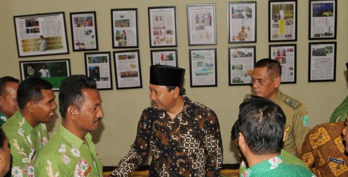 Bupati Pasuruan Irsyad Yusuf memberikan pengarahan kepada bakal calon kepala desa yang berasal dari PNS. (Foto: Dok Humas)