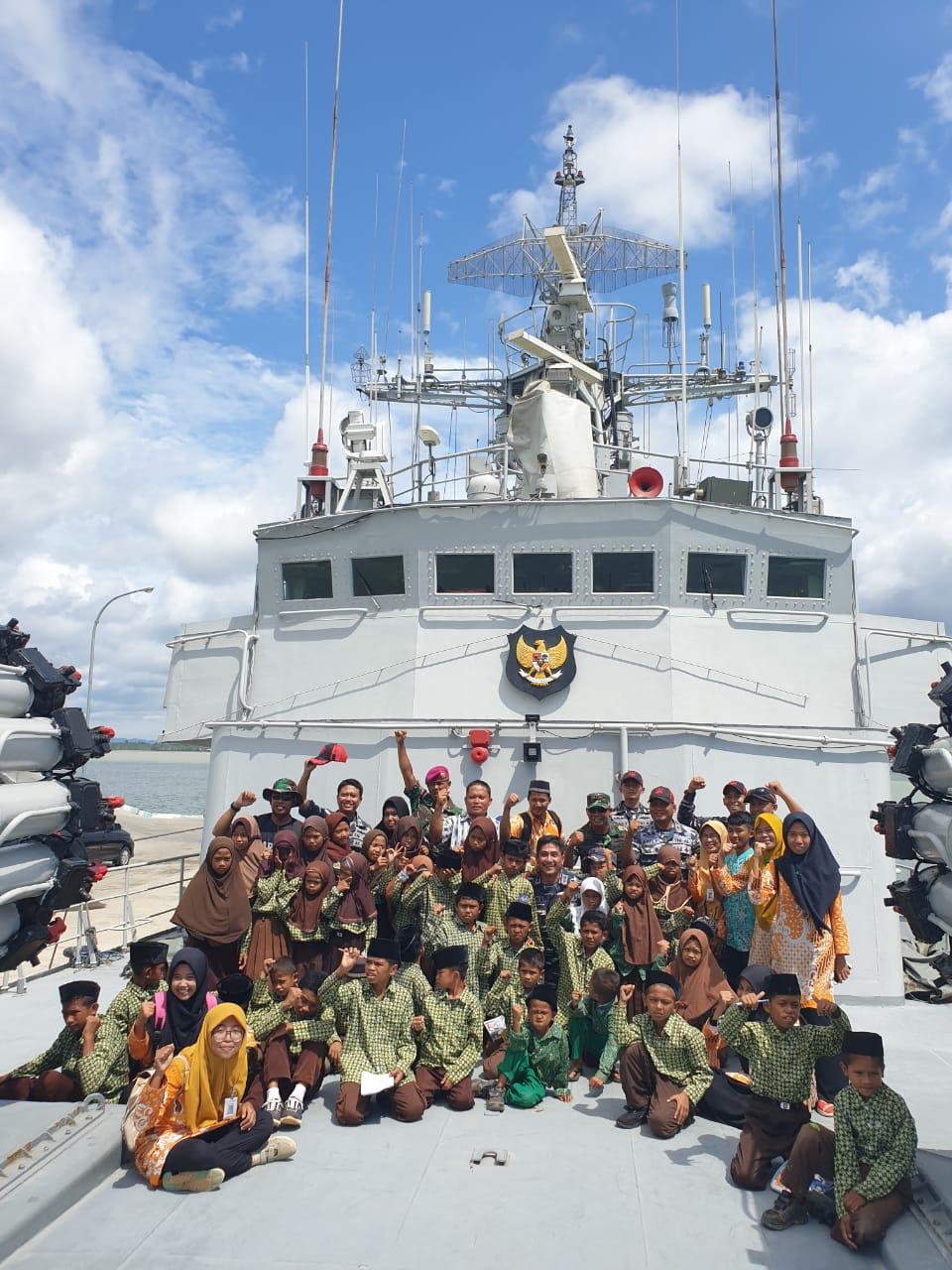 Foto bersama Komandan KRI Hasan Basri -382 dengan siswa-siswi SD Tapal Batas Sebatik Kabupaten Nunukan Kalimantan Timur
