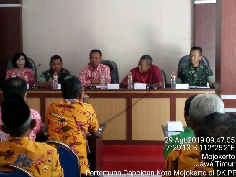 Danramil Pralon dan Magersari Kodim 0815 Saat menghadiri Pertemuan Rutin Gapoktan Kota Mojokerto, di Ruang Rapat Dinas Ketahanan Pangan dan Pertanian Kota Mojokerto