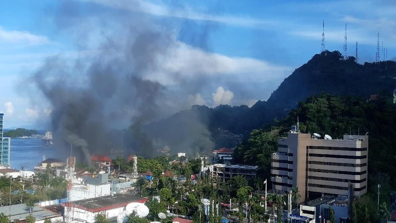 Asap dari sebuah bangunan yang dibakar di Jayapura, Papua. (Foto: Dok/Antara)