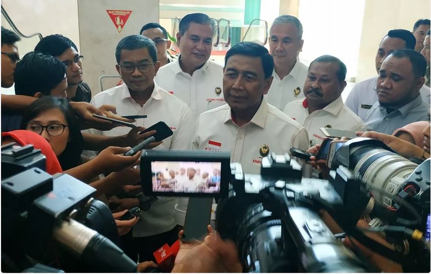 Menko Polhukam Wiranto menjawab wartawan di kompleks DPR RI, Senayan, Jakarta, Kamis (29/8). (Foto: Humas Kemenko Polhukam)