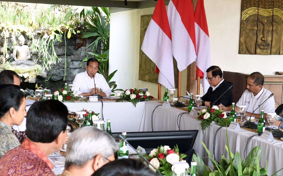 Presiden Joko Widodo (Jokowi)  memimpin rapat kabinet terbatas di pelataran Candi Borobudur. (Foto: BPMI/ Setpres)