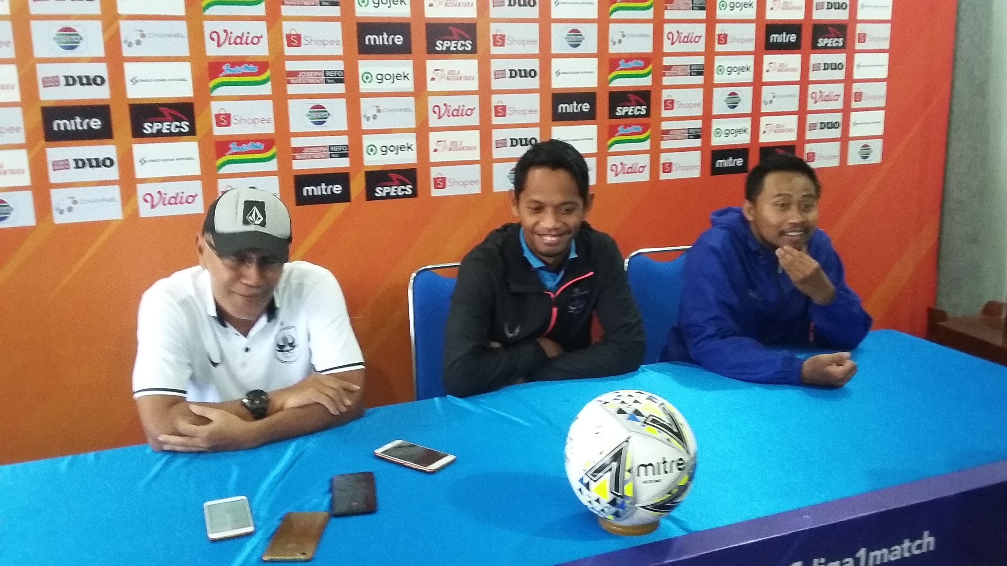 Pelatih PSIS Semarang, Bambang Nurdiansyah (kiri), Pemain PSIS Semarang, Heru Setyawan (tengah) dan Media Officer Arema FC, Sudarmaji (kanan). (Foto: Teo/ngopibareng.id)