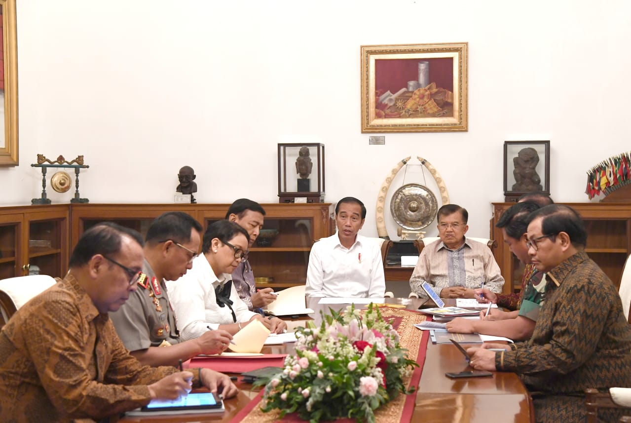 Presiden Jokowi mengadakan rapat terbatas membahas situasi keamanan Papua pasca kerusuhan, Jumat, 30 Agustus 2019 malam. (Foto: BPMI Setpres)