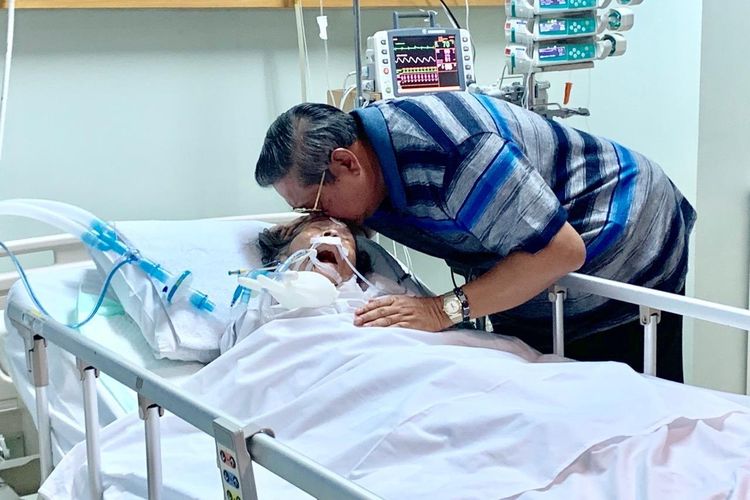 Presiden ke-6 RI Susilo Bambang Yudhoyono tengah mencium ibunya, Siti Habibah, yang tengah dirawat di Rumah Sakit Mitra Keluarga Cibubur, pada 13 Agustus 2019. (Foto: Twitter/sbyudhoyono)