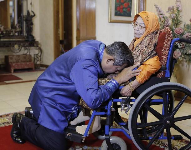 Foto kenangan Presiden ke-6 RI Susilo Bambang Yudhoyono (SBY) sungkeman dengan sang ibu, Siti Habibah. (Foto: Dok. SBY)